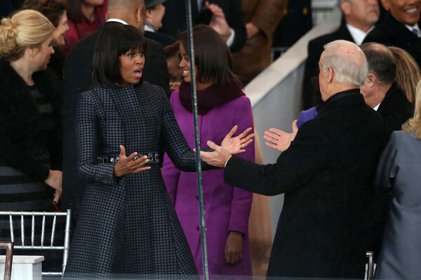 ԱՄՆ առաջին տիկին Միշել Օբաման ողջունում է փոխնախագահ Ջո Բայդենին Բարակ Օբամայի երդմնակալության արարողության ժամանակ, 2013թ․ - Sputnik Արմենիա