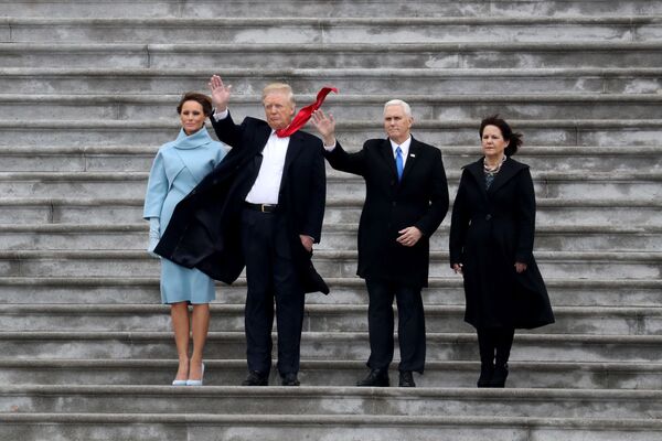 ԱՄՆ նախագահ Դոնալդ Թրամփը տիկնոջ՝ Մելանյայի և փոխնախագահ Մայք Փենսի ու նրա տիկնոջ հետ երդմնակալության արարողության ժամանակ, 2017թ․ - Sputnik Արմենիա