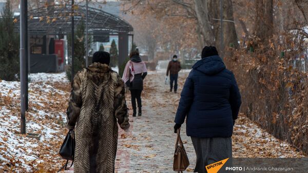 Люди в парке - Sputnik Армения