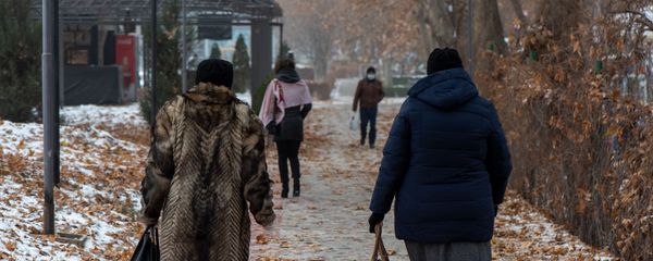 Люди в парке - Sputnik Армения