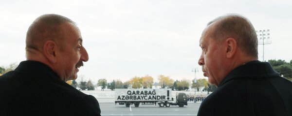 Президенты Турции и Азербайджана Тайип Эрдоган и Ильхам Алиев на военном параде (10 декабря 2020). Баку - Sputnik Արմենիա
