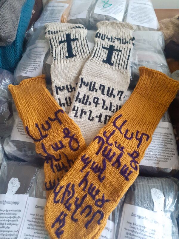 Տաք ոտքերով, սառը գլխով․ ինչպես մայրական օրհնանքները գուլպայի միջոցով սահման հասան Տաք ոտքերով, սառը գլխով․ ինչպես մայրական օրհնանքները գուլպայի միջոցով սահման հասան - Sputnik Արմենիա