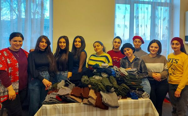 Տաք ոտքերով, սառը գլխով․ ինչպես մայրական օրհնանքները գուլպայի միջոցով սահման հասան Տաք ոտքերով, սառը գլխով․ ինչպես մայրական օրհնանքները գուլպայի միջոցով սահման հասան - Sputnik Արմենիա