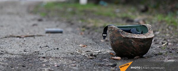 Каска на обочине дороги на подступе к Шуши после окончания военных действий (14 ноября 2020). Карабах - Sputnik Արմենիա