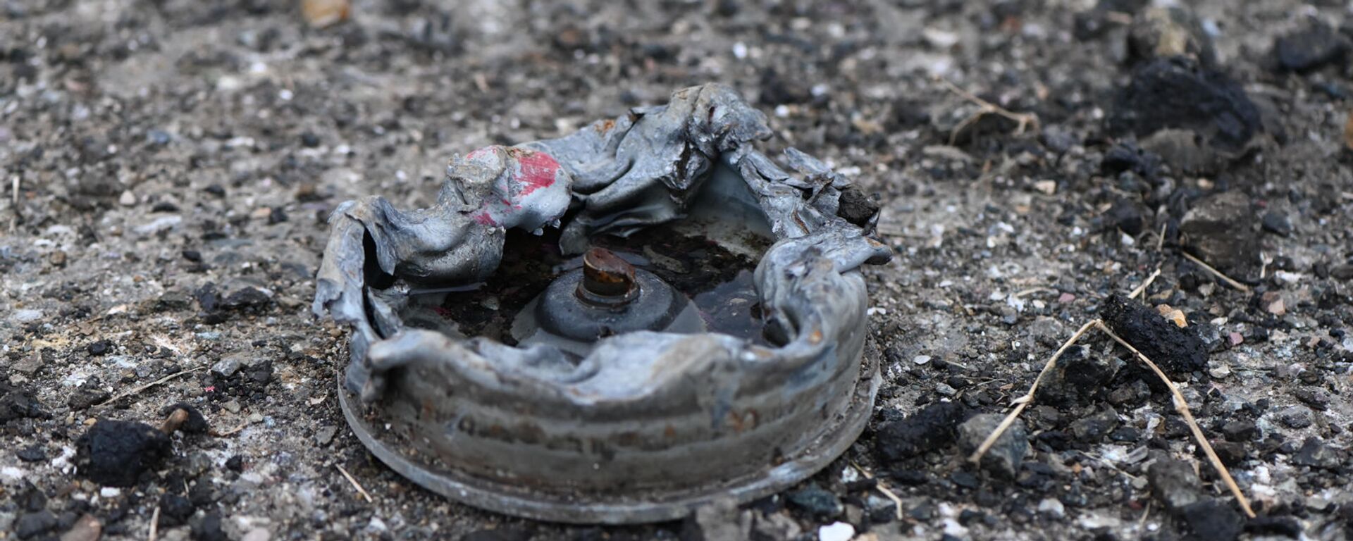 Противотанковая мина на обочине дороги на подступе к Шуши после окончания военных действий (14 ноября 2020). Карабах - Sputnik Արմենիա, 1920, 08.02.2021