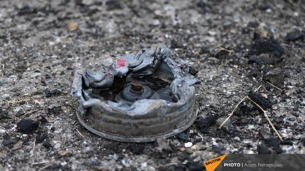 Противотанковая мина на обочине дороги на подступе к Шуши после окончания военных действий (14 ноября 2020). Карабах - Sputnik Արմենիա