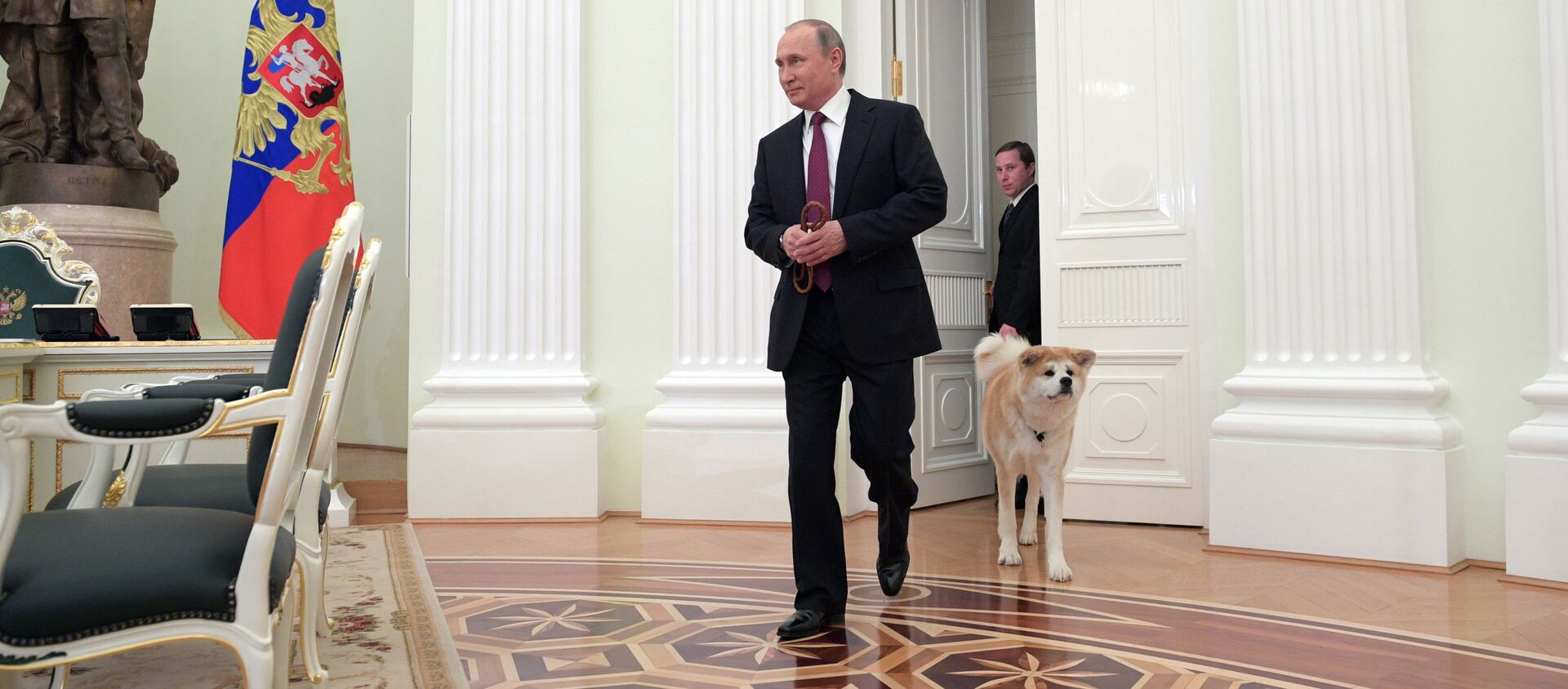 Президент РФ Владимир Путин с собакой Юмэ породы акита-ину перед началом интервью в Кремле  - Sputnik Արմենիա, 1920, 18.03.2021