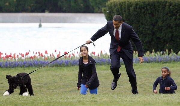 Барак Обама с детьми и своей собакой Бо в Белом доме, 2009 год - Sputnik Армения
