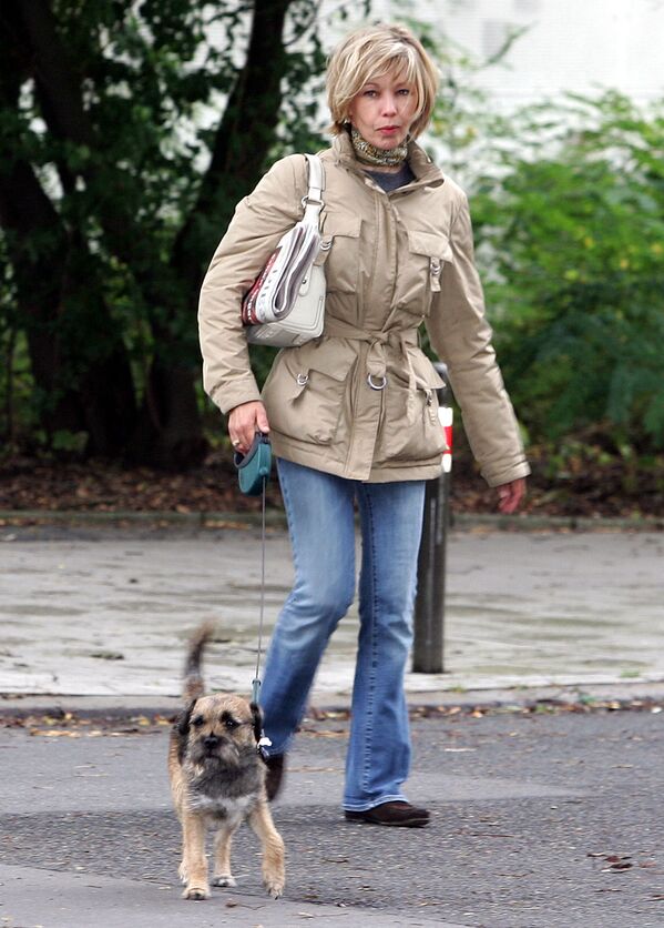 Журналистка и супруга федерального канцлера Германии Герхарда Шрёдера Дорис Шрёдер-Кёпф со своей собакой в Ганновере, 2005 год - Sputnik Армения