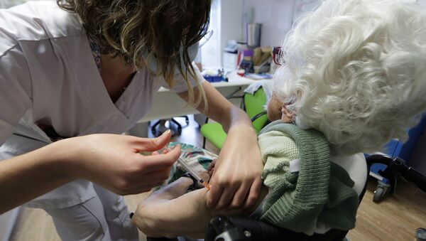 Вакцинация препаратом Pfizer-BioNTech Covid-19 от коронавируса жителя дома престарелых Les Figuiers (14 января 2021). Вильнев-Луб, Франция - Sputnik Армения