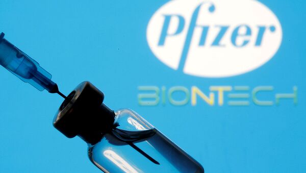 Шпиц и флакон на фоне логотипов компаний Pfizer и Biontech  - Sputnik Արմենիա