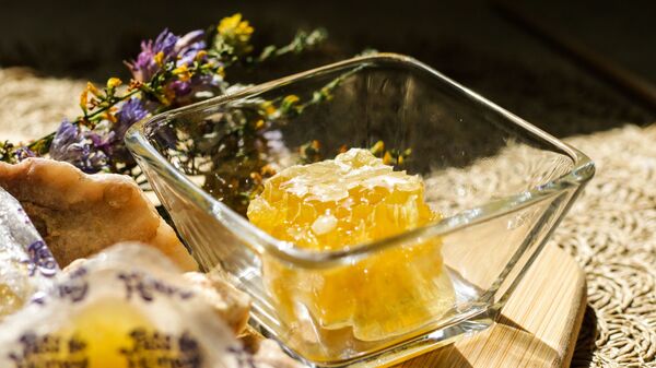 Мед в стеклянной посуде - Sputnik Армения