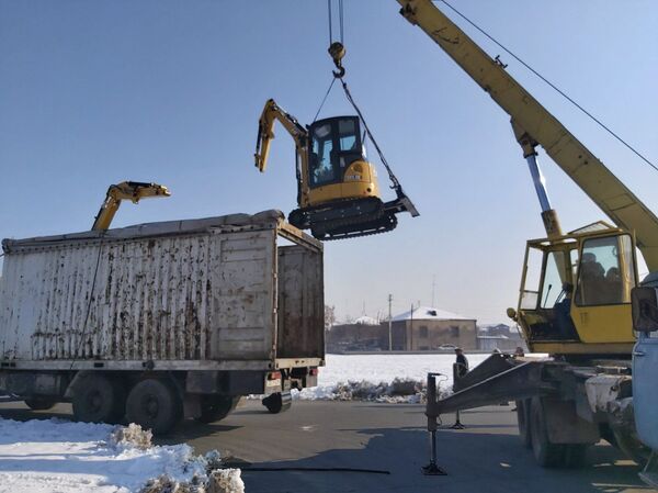 Մայր աթոռ Սուրբ Էջմիածինը ՊՆ–ին և Արցախին էքսկավատորներ է նվիրաբերել - Sputnik Արմենիա