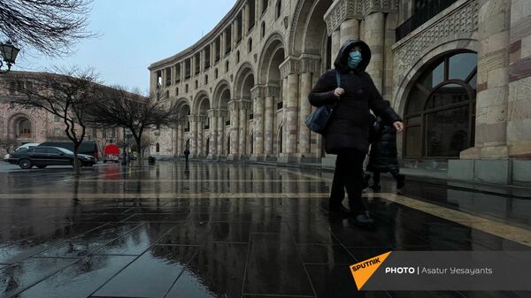 Прохожий на площади Республики в дождливый день - Sputnik Արմենիա