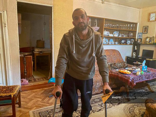 Պատերազմում վիրավորված գյումրեցի թիթեղագործը շարունակում է բնակվել տնակում՝ երեխաների հետ Պատերազմում վիրավորված գյումրեցի թիթեղագործը շարունակում է բնակվել տնակում՝ երեխաների հետ - Sputnik Արմենիա