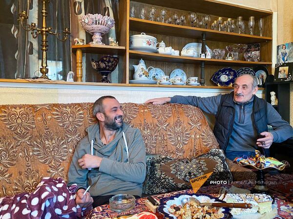 Պատերազմում վիրավորված գյումրեցի թիթեղագործը շարունակում է բնակվել տնակում՝ երեխաների հետ Պատերազմում վիրավորված գյումրեցի թիթեղագործը շարունակում է բնակվել տնակում՝ երեխաների հետ - Sputnik Արմենիա