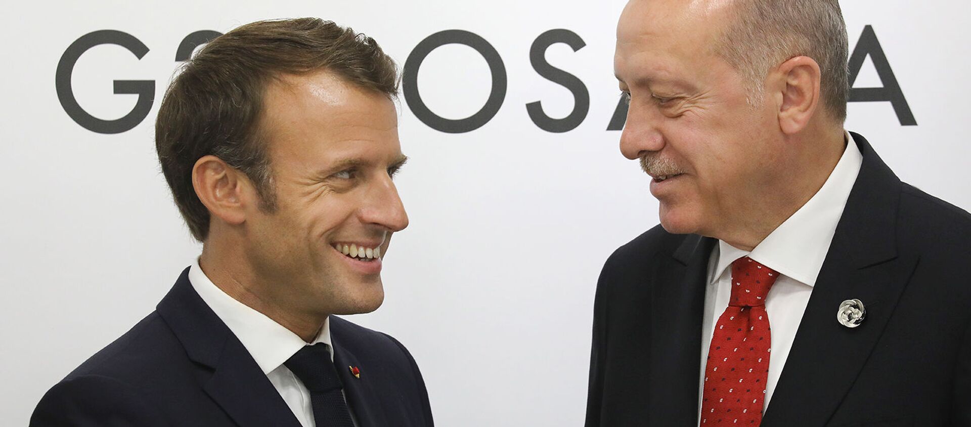Президент Франции Эммануэль Макрон (слева) с президентом Турции Реджепом Тайипом Эрдоганом во время двусторонней встречи на полях саммита G20 (28 июня 2019). Осака - Sputnik Армения, 1920, 15.01.2021