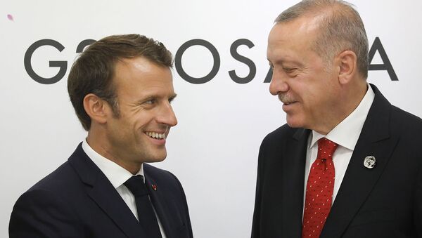 Президент Франции Эммануэль Макрон (слева) с президентом Турции Реджепом Тайипом Эрдоганом во время двусторонней встречи на полях саммита G20 (28 июня 2019). Осака - Sputnik Армения