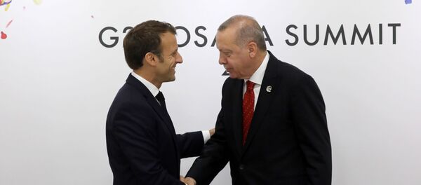 Президент Франции Эммануэль Макрон (слева) с президентом Турции Реджепом Тайипом Эрдоганом во время двусторонней встречи на полях саммита G20 (28 июня 2019). Осака - Sputnik Արմենիա