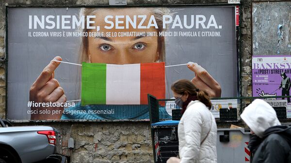 Люди проходят мимо рекламного щита, на котором изображена женщина в защитной маске цвета итальянского флага (22 марта 2020). Италия - Sputnik Արմենիա
