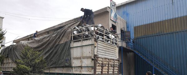 Рабочие на частном заводе по переработке меди и алюминия в пригороде Хомса (14 июня 2017). Сирия Рабочие на частном заводе по переработке меди и алюминия в пригороде Хомса (14 июня 2017). Сирия - Sputnik Արմենիա