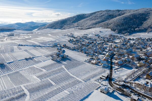 Покрытая снегом деревня Риквир в восточной Франции с высоты птичьего полета - Sputnik Армения