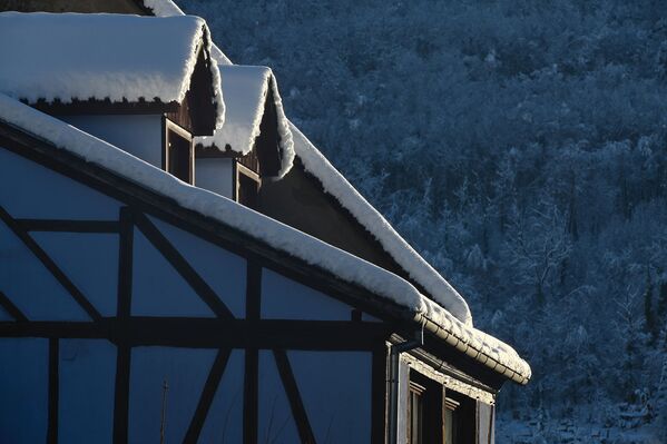 Снег на крыше традиционного фахверкового дома в деревне Кайзерсберг на востоке Франции - Sputnik Армения