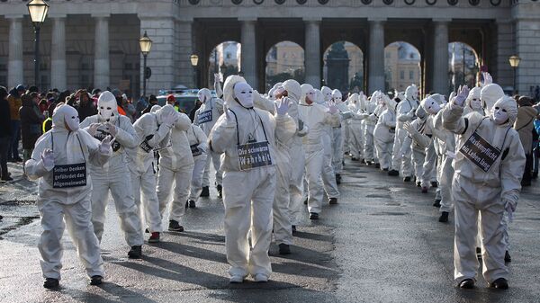 Акция протеста в белых костюмах и масках против мер по борьбе с коронавирусной болезнью (16 января 2021). Вена - Sputnik Армения