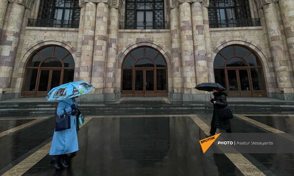 Прохожие с зонтами на площади Республики в дождливый день - Sputnik Армения
