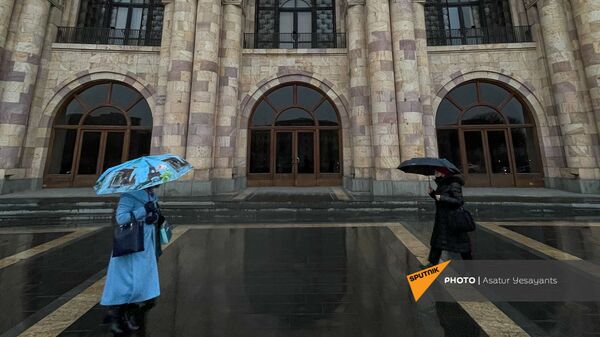 Прохожие с зонтами на площади Республики в дождливый день - Sputnik Армения