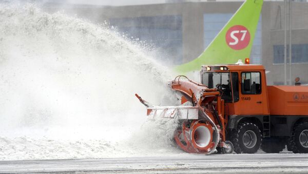 Снегоуборочная машина на летном поле в аэропорту Домодедово - Sputnik Արմենիա
