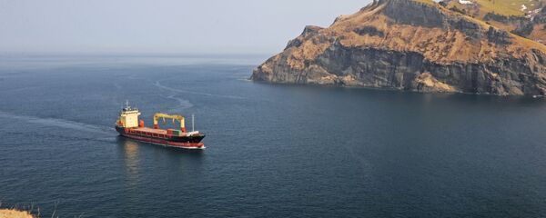 Сухогруз заходит в бухту Крабовая острова Шикотан Сахалинской области Сухогруз заходит в бухту Крабовая острова Шикотан Сахалинской области - Sputnik Արմենիա