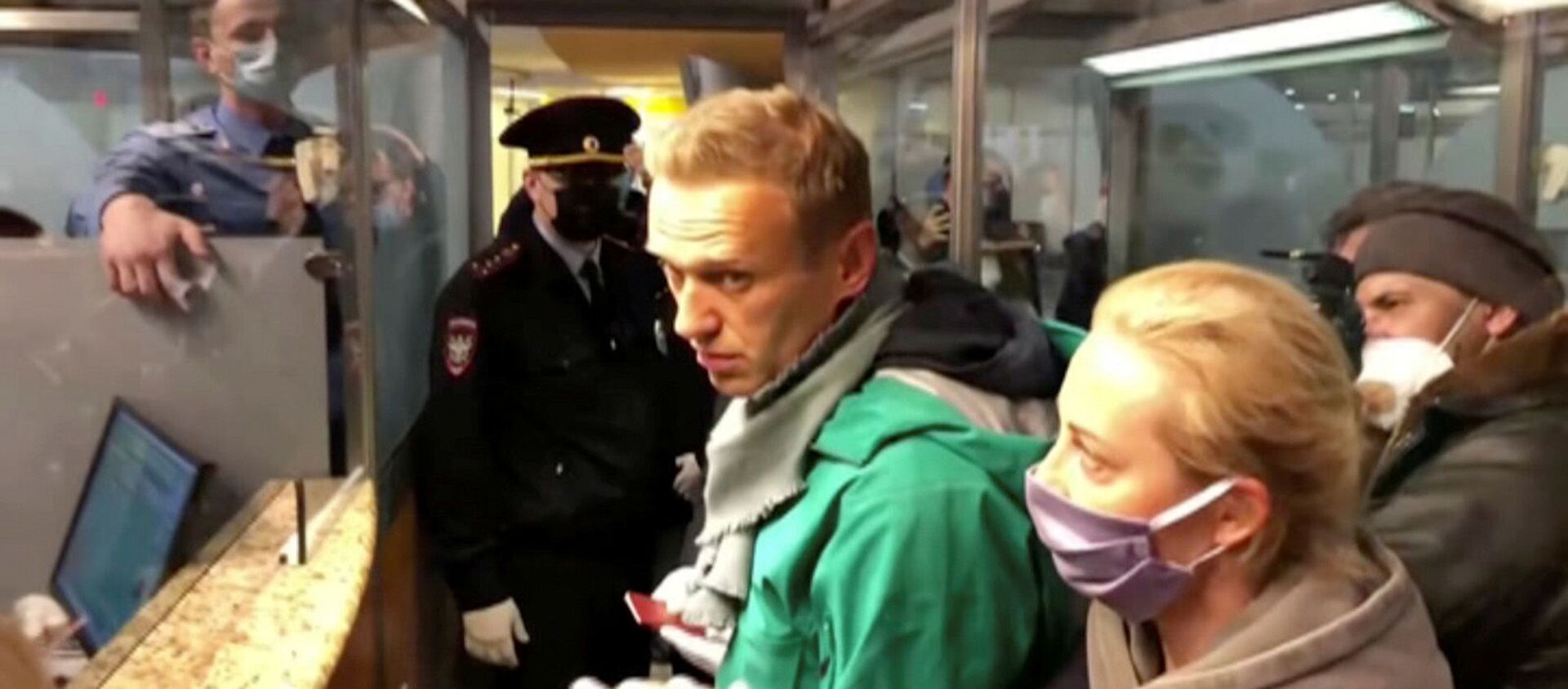 Сотрудники правоохранительных органов разговаривают с лидером российской оппозиции Алексеем Навальным перед тем, как увезти его в аэропорт (17 января 2021). Москва - Sputnik Արմենիա, 1920, 17.01.2021