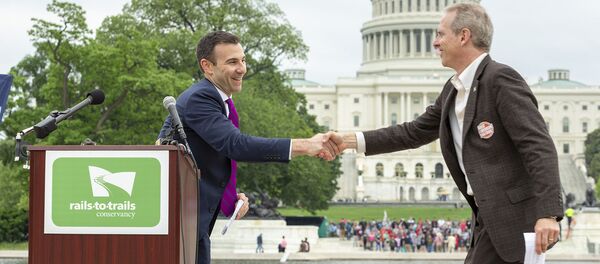 Директор окружного департамента транспорта Джефф Марутян (слева) здоровается с Кевином Миллсом, старшим вице-президентом по политике компании Rails-to-Trails (8 мая 2019). Вашингтон - Sputnik Արմենիա