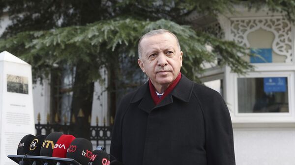 Президент Турции Реджеп Тайип Эрдоган выступает перед СМИ после пятничной молитвы (15 января 2021). Стамбул - Sputnik Армения