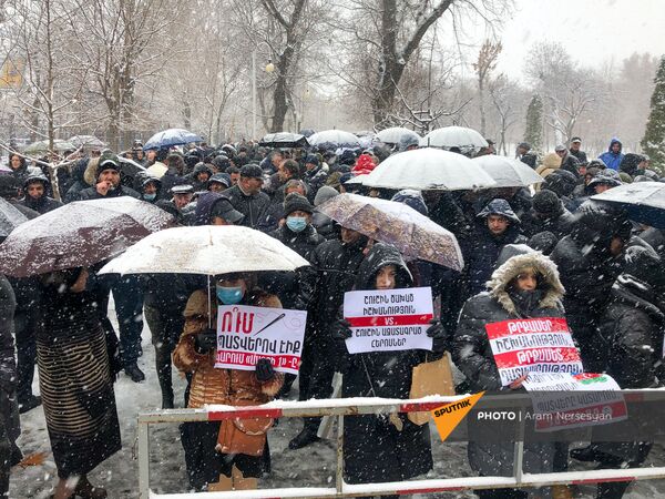 «Շուշին ծախածն ընդդեմ Շուշին ազատագրածների». բողոքի ակցիա` Քոչարյանի դատական նիստից առաջ - Sputnik Արմենիա