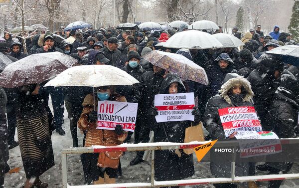 Сторонники Роберта Кочаряна перед зданием суда (19 января 2021). Еревaн - Sputnik Армения