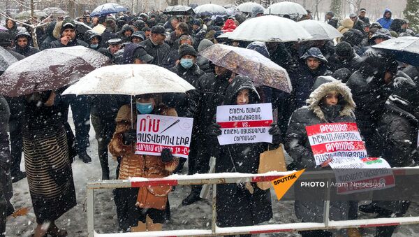 Сторонники Роберта Кочаряна перед зданием суда (19 января 2021). Еревaн - Sputnik Армения