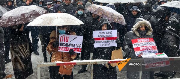 Сторонники Роберта Кочаряна перед зданием суда (19 января 2021). Еревaн - Sputnik Армения