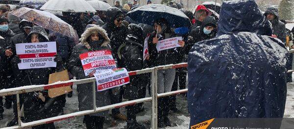 Сторонники Роберта Кочаряна перед зданием суда (19 января 2021). Еревaн - Sputnik Армения