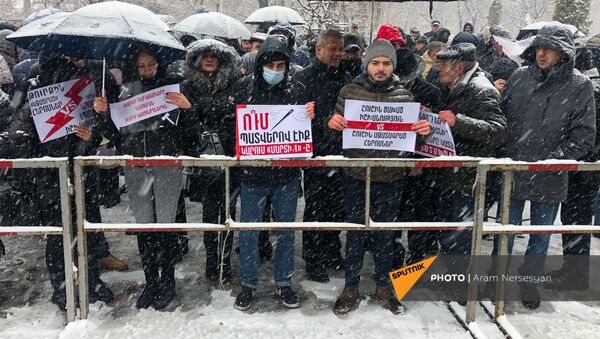 Сторонники Роберта Кочаряна перед зданием суда (19 января 2021). Еревaн - Sputnik Արմենիա