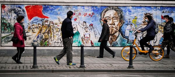 Люди в масках напротив граффити в Ухане почти год после начала пандемии  - Sputnik Армения