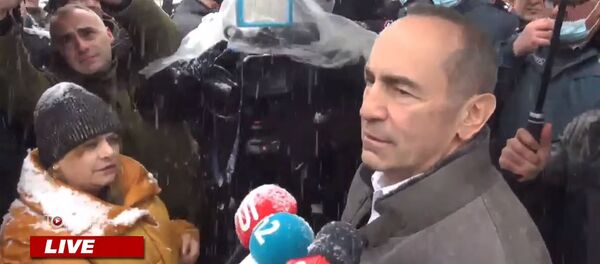 Роберт Кочарян вышел к сторонникам, собравшимся у здания суда (19 января 2021). Еревaн - Sputnik Армения