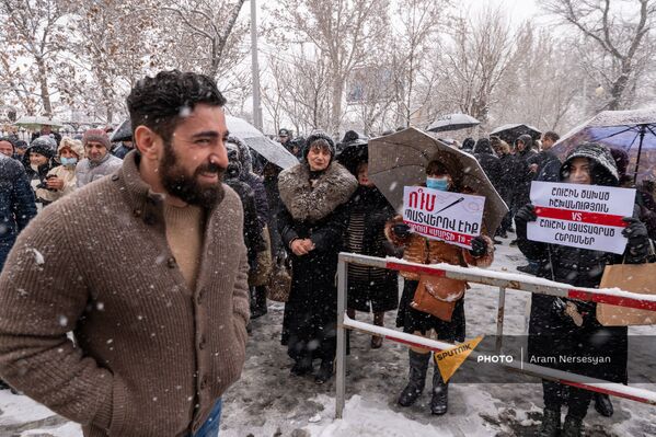 Левон Кочарян перед зданием суда, где проходит заседание по делу 1 марта (19 января 2021). Еревaн - Sputnik Армения