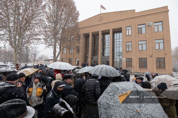 Сторонники Роберта Кочаряна перед зданием суда, где проходит заседание по делу 1 марта (19 января 2021). Еревaн - Sputnik Армения