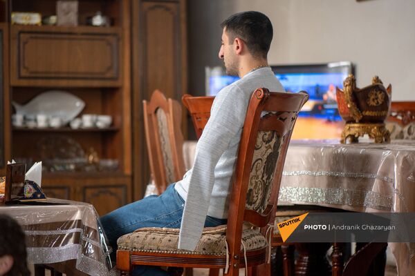 «Ռումբն ընկավ, թևերս հետ թռան...». Վարոյի տեսած իրական պատերազմն ու թևավոր երջանկությունը «Ռումբն ընկավ, թևերս հետ թռան...». Վարոյի տեսած իրական պատերազմն ու թևավոր երջանկությունը - Sputnik Արմենիա