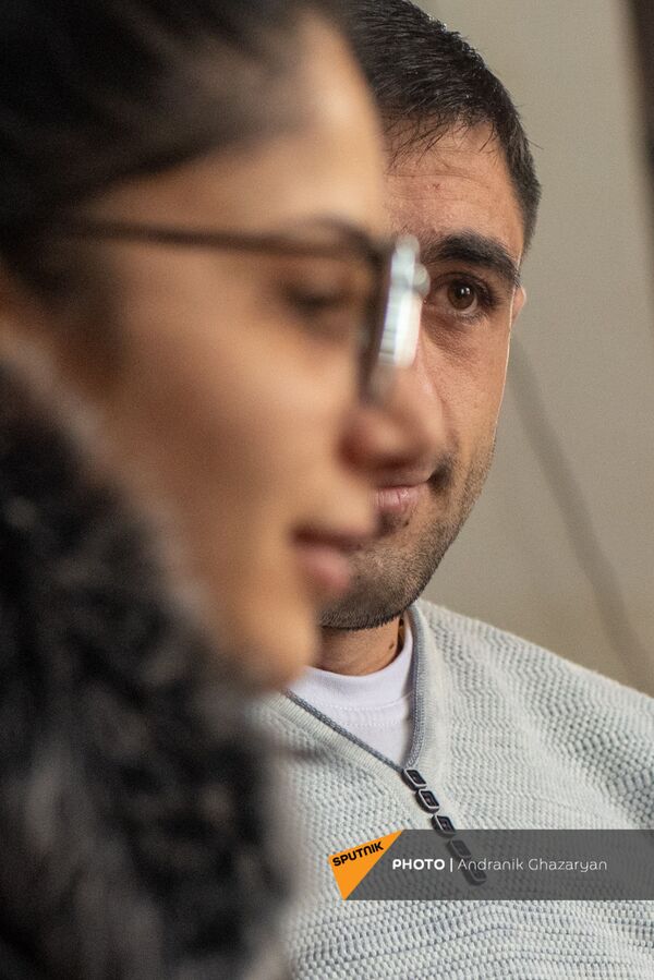 «Ռումբն ընկավ, թևերս հետ թռան...». Վարոյի տեսած իրական պատերազմն ու թևավոր երջանկությունը «Ռումբն ընկավ, թևերս հետ թռան...». Վարոյի տեսած իրական պատերազմն ու թևավոր երջանկությունը - Sputnik Արմենիա