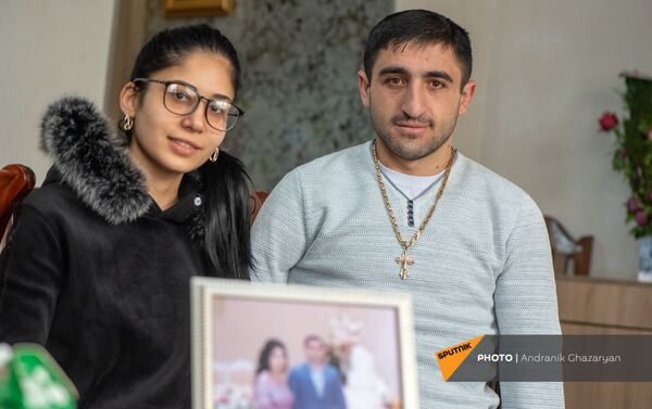 Потерявший обе руки во время карабахской войны Вараздат Санеян со своей невестой Соной  Хачатрян (17 января 2021). Цовагюх - Sputnik Армения