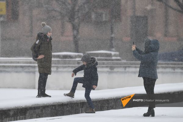 Առատ ձյունը ուրախացրել է երեխաներին - Sputnik Արմենիա