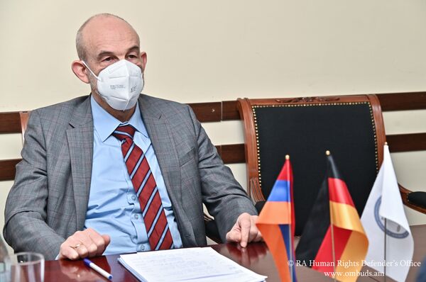 Арман Татоян обсудил с послом Германии вопрос армянских пленных Арман Татоян обсудил с послом Германии вопрос армянских пленных - Sputnik Армения